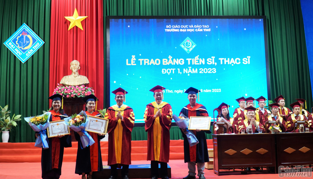 GS.TS Hà Thanh Toàn (thứ 2 từ phải qua), Hiệu trưởng Trường ĐHCT và PGS.TS Trần Trung Tính, Phó Hiệu trưởng Trường ĐHCT khen thưởng các tân tiến sĩ có thành tích xuất sắc trong nghiên cứu khoa học và công bố quốc tế.Ảnh: B.NG