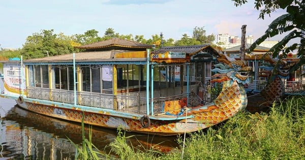 Le bateau-dragon sur la rivière Huong est sur le point d'être « arrêté » car son terme a expiré