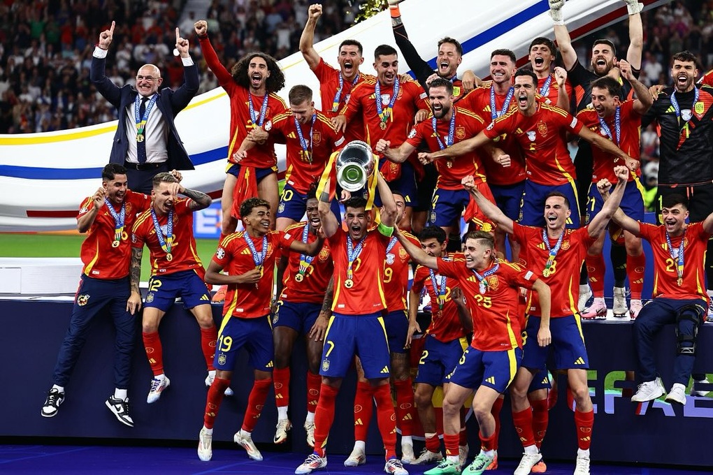 Khoảnh khắc Tây Ban Nha nâng cao chiếc Cúp vô địch Euro 2024 - 4