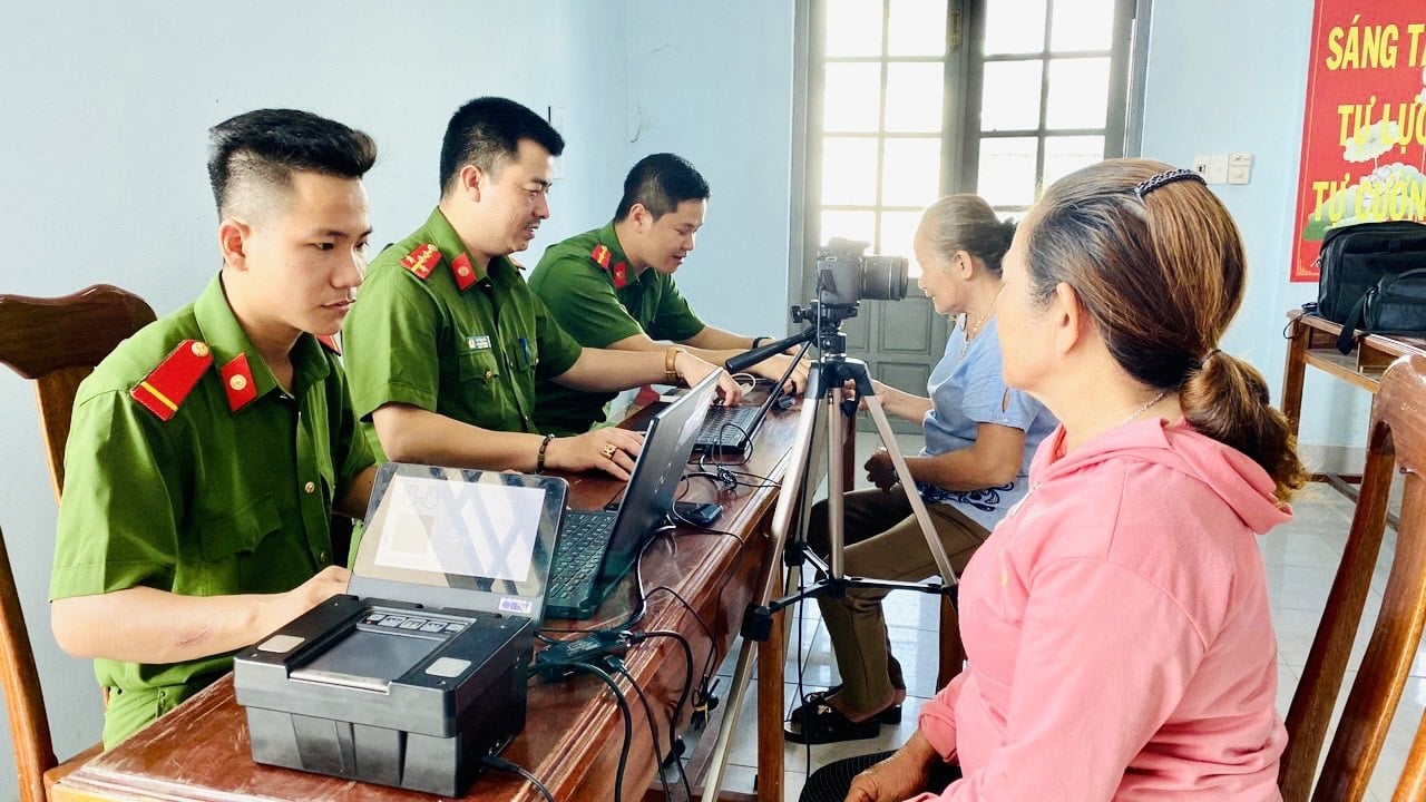 Orienta a las personas sobre cómo instalar, activar y utilizar cuentas de identificación electrónica en la ciudad de Trung Phuoc (Nong Son). Foto: PHUONG TAM