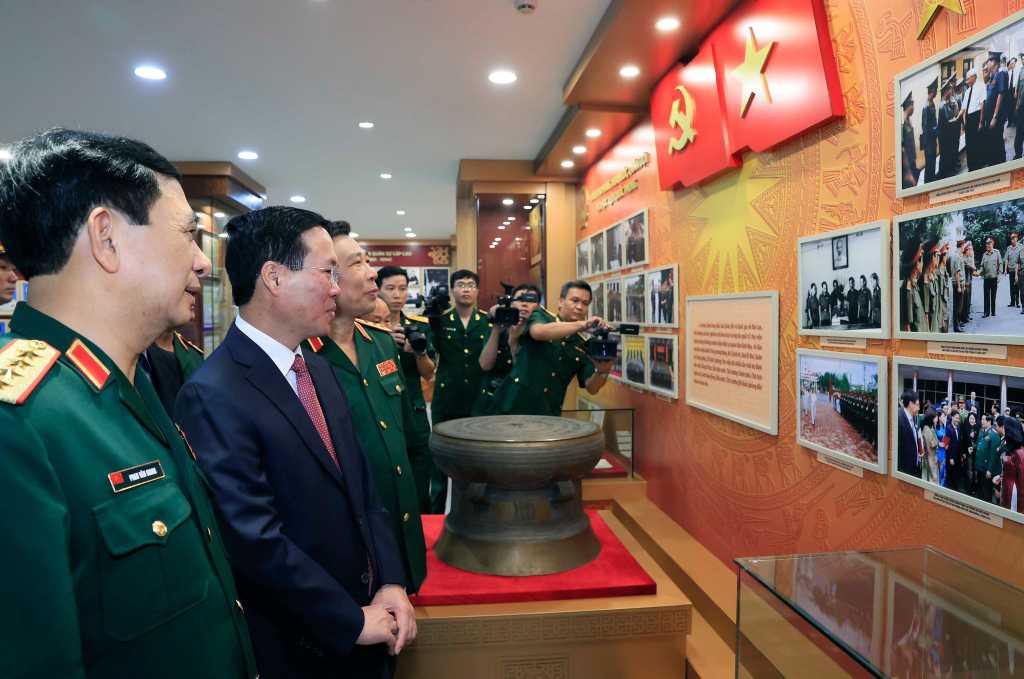 El presidente Vo Van Thuong visita la sala tradicional de la Academia. Foto: VNA