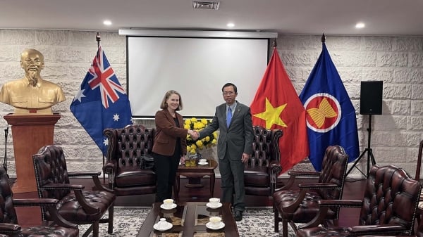 El Embajador Pham Hung Tam recibió al Director del Centro ASEAN Australia