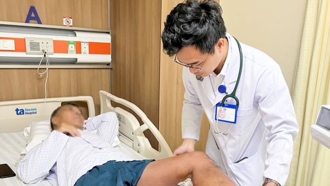 BS.CKI Lê Văn Tuyến thăm khám cho bệnh nhân trước khi xuất viện. Ảnh: Bệnh viện Tâm Anh