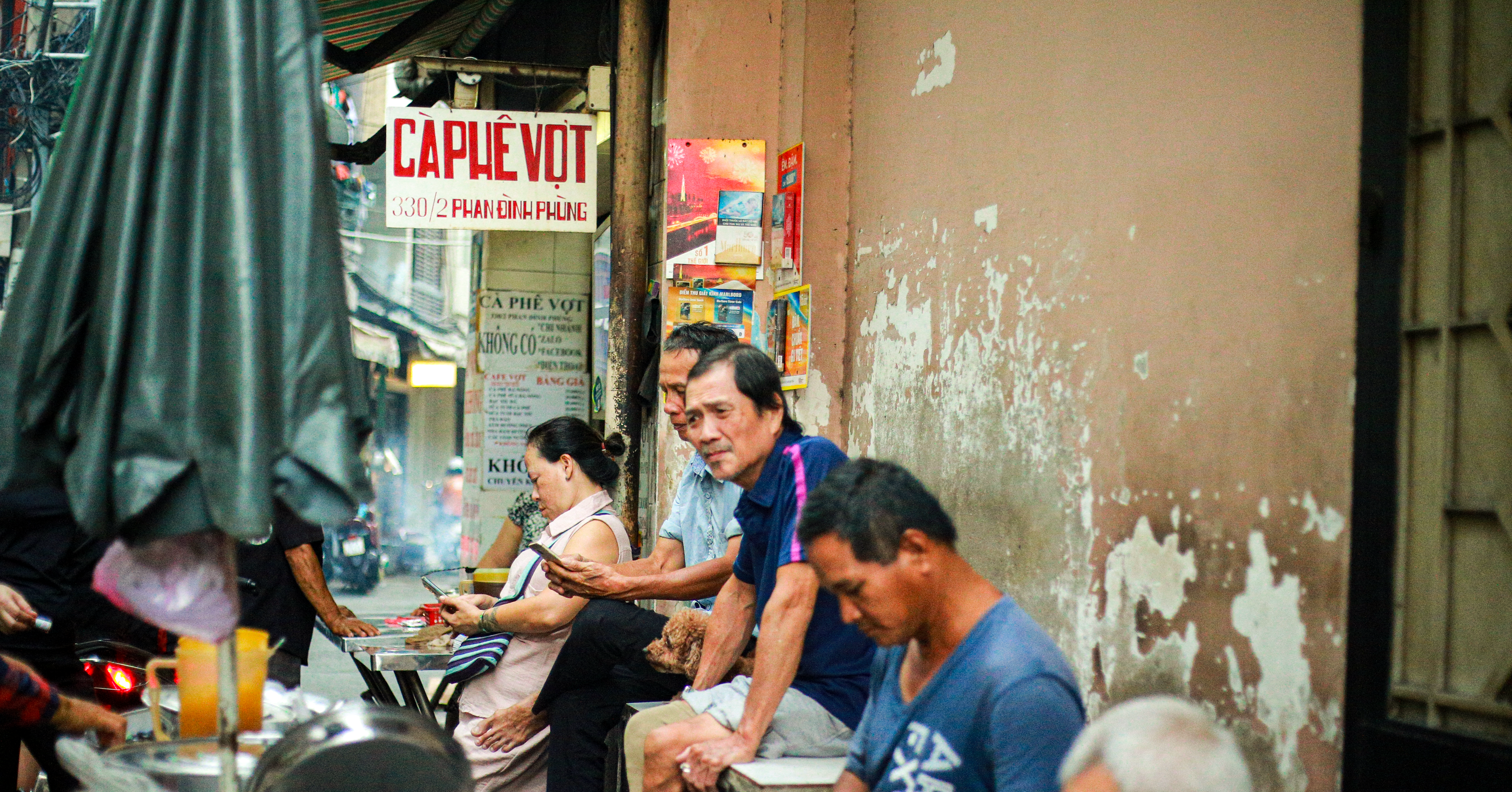 Rare 3-generation filter coffee shop in Ho Chi Minh City, price 15,000 VND, crowded from early morning to night