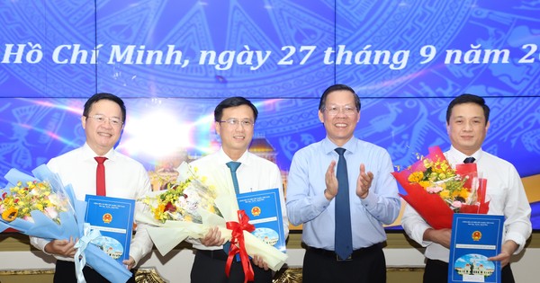 Chairman of Ho Chi Minh City People's Committee appoints many district chairmen and deputy directors of departments