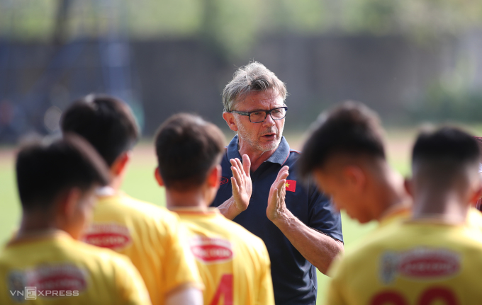 Coach Troussier always tells his players to play confidently, show themselves, and the results will come later. Photo: Lam Thoa