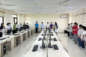 Gặp mặt cha mẹ học sinh và học sinh khối 10