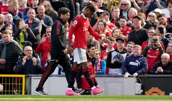 Marcus Rashford bị chấn thương trong trận Man Utd vs Everton. (Nguồn: PA)