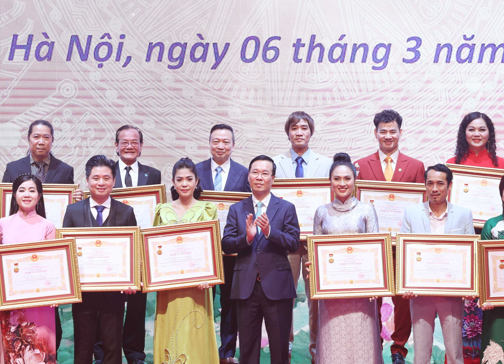 Chủ tịch nước Võ Văn Thưởng trao tặng danh hiệu “Nghệ sĩ nhân dân&quot; cho các nghệ sĩ - Ảnh: TTXVN