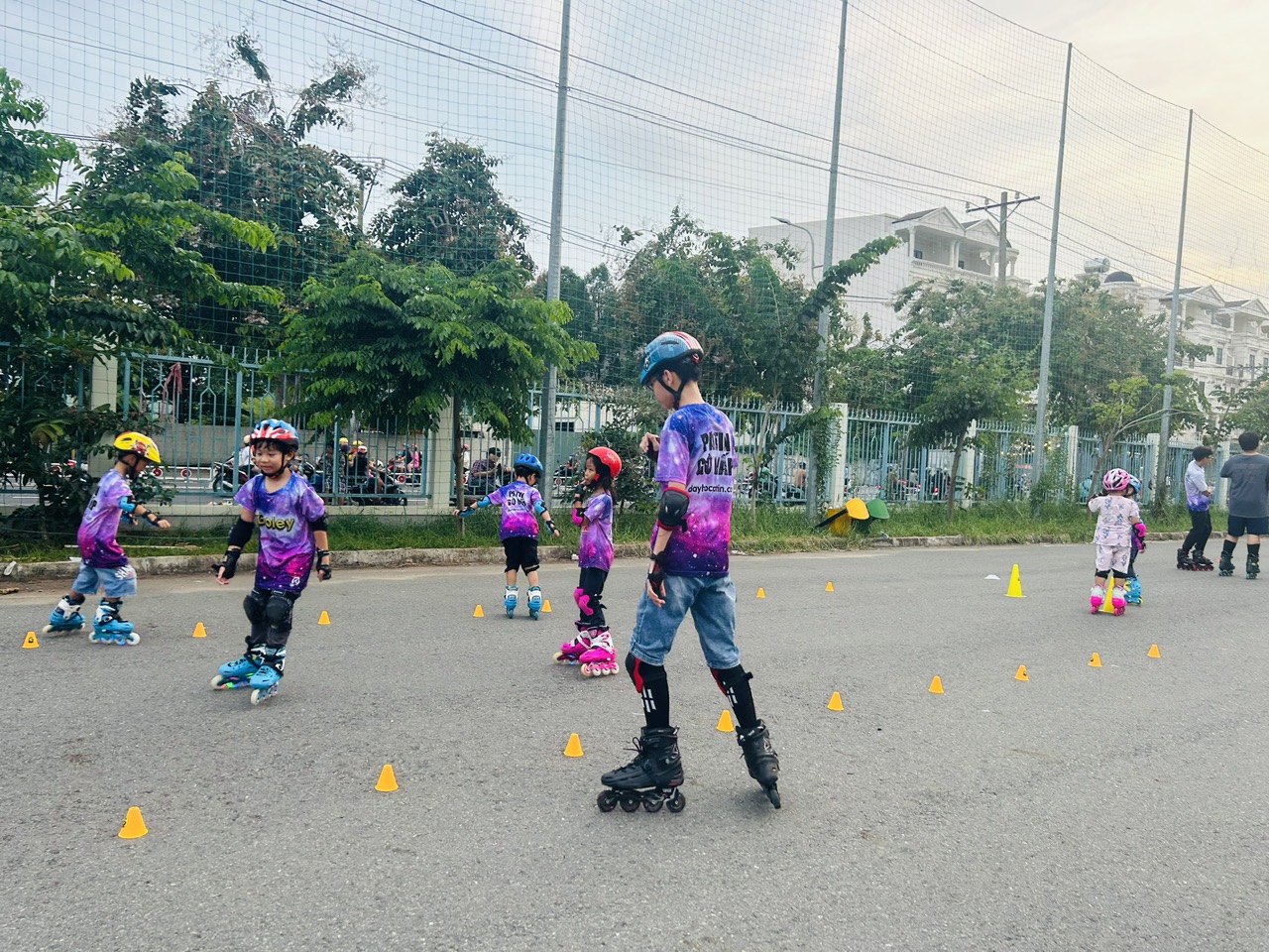 Mong con cao khoẻ, linh hoạt: Bố mẹ chi tiền triệu cùng con học trượt patin - Ảnh 1.