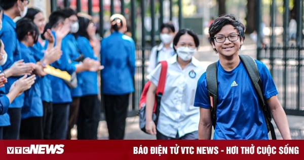 Completing Foreign Language subject, Hanoi students happily ended the first day of 10th grade exam