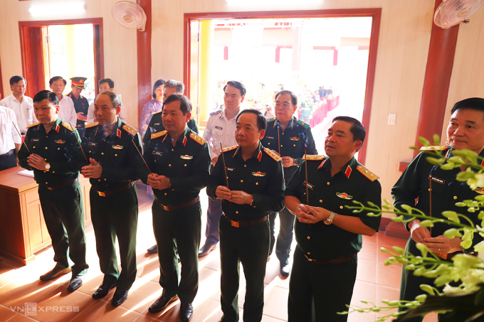 Offering incense at the memorial house of General Doan Khue. Photo: Vo Thanh