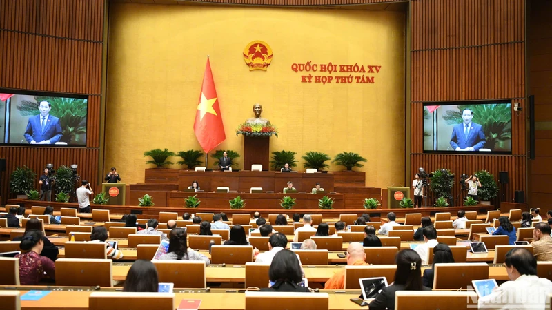 Le matin du 1er novembre, poursuivant le programme de la 8ème session de la 15ème Assemblée nationale, l'Assemblée nationale a discuté dans la salle le projet de loi sur la prévention des incendies, la lutte contre les incendies et le sauvetage. (Photo : DUY LINH)