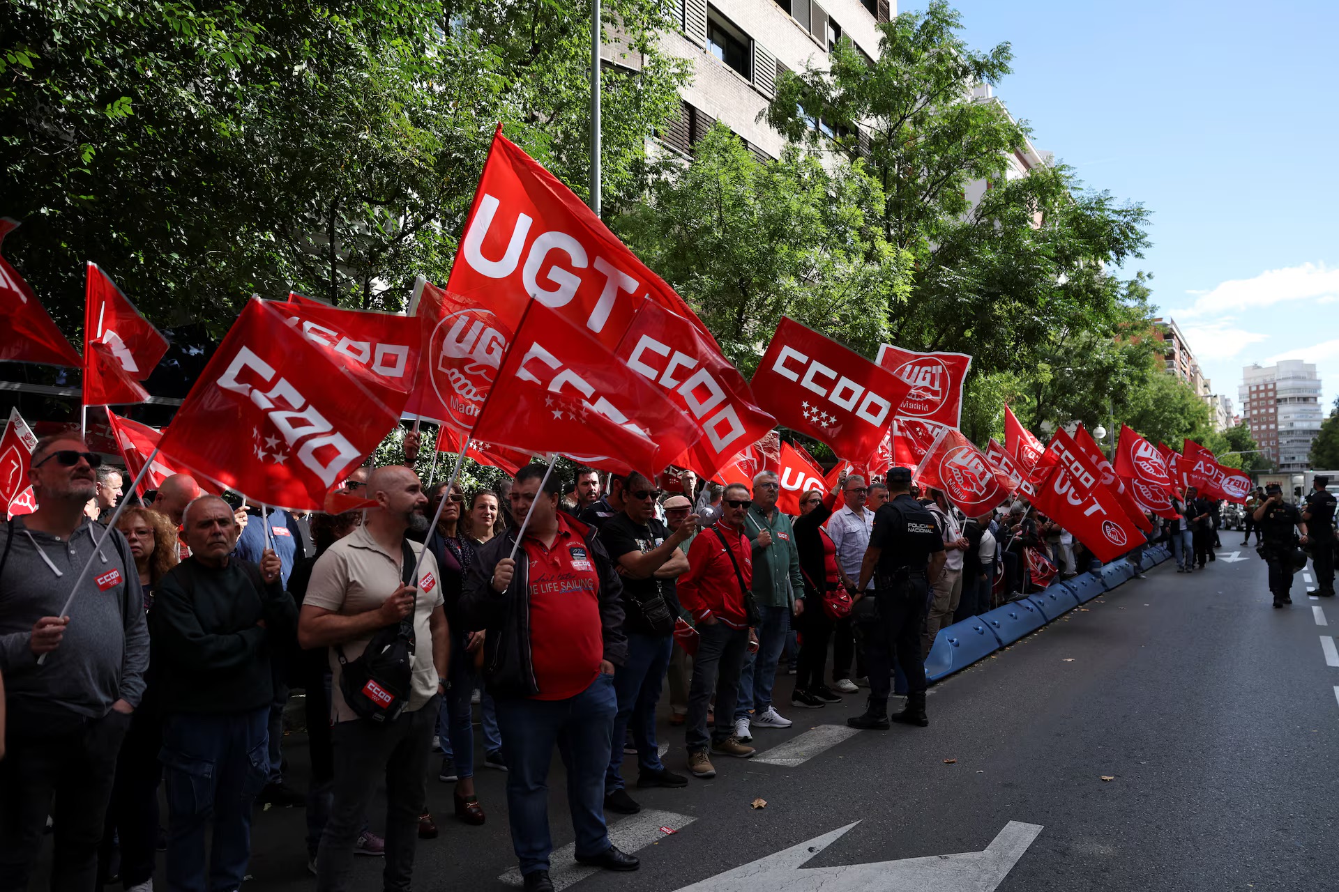 Spanische Fabriken protestieren gegen Arbeitszeitverkürzung Foto 1