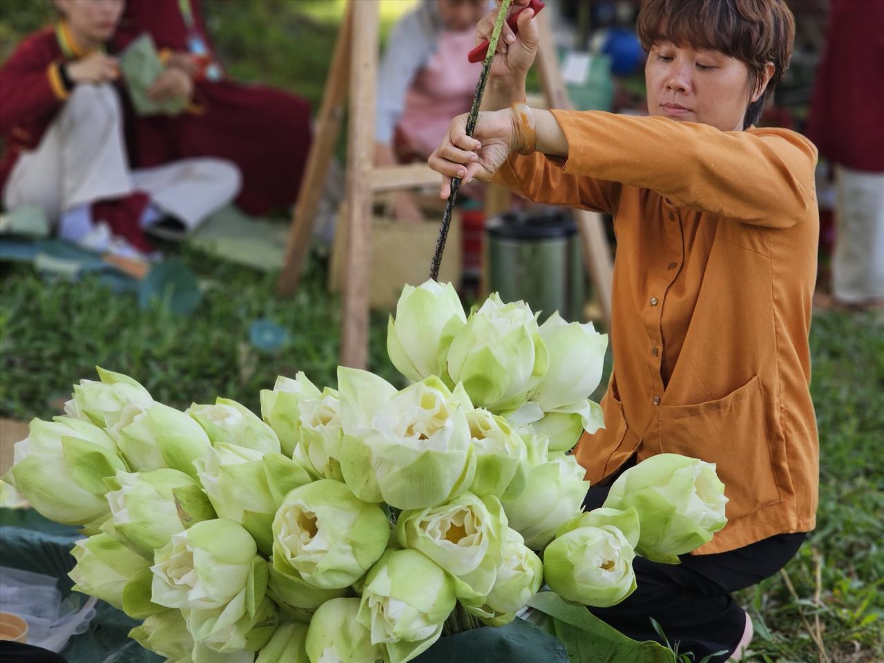 “Quả thật, khi ăn chè sen tôi cảm thấy rất ngon, cảm giác thanh thanh, có mùi thơm đặc biệt và có một chút béo. Tôi đã tìm hiểu thêm, nó rất tốt cho sức khỏe, vì vậy tôi đã được hướng dẫn một số bí quyết làm chè sen và sắp tới nhất định phải thêm món chè này vào menu.”, chị Thanh Hiền chia sẻ. 