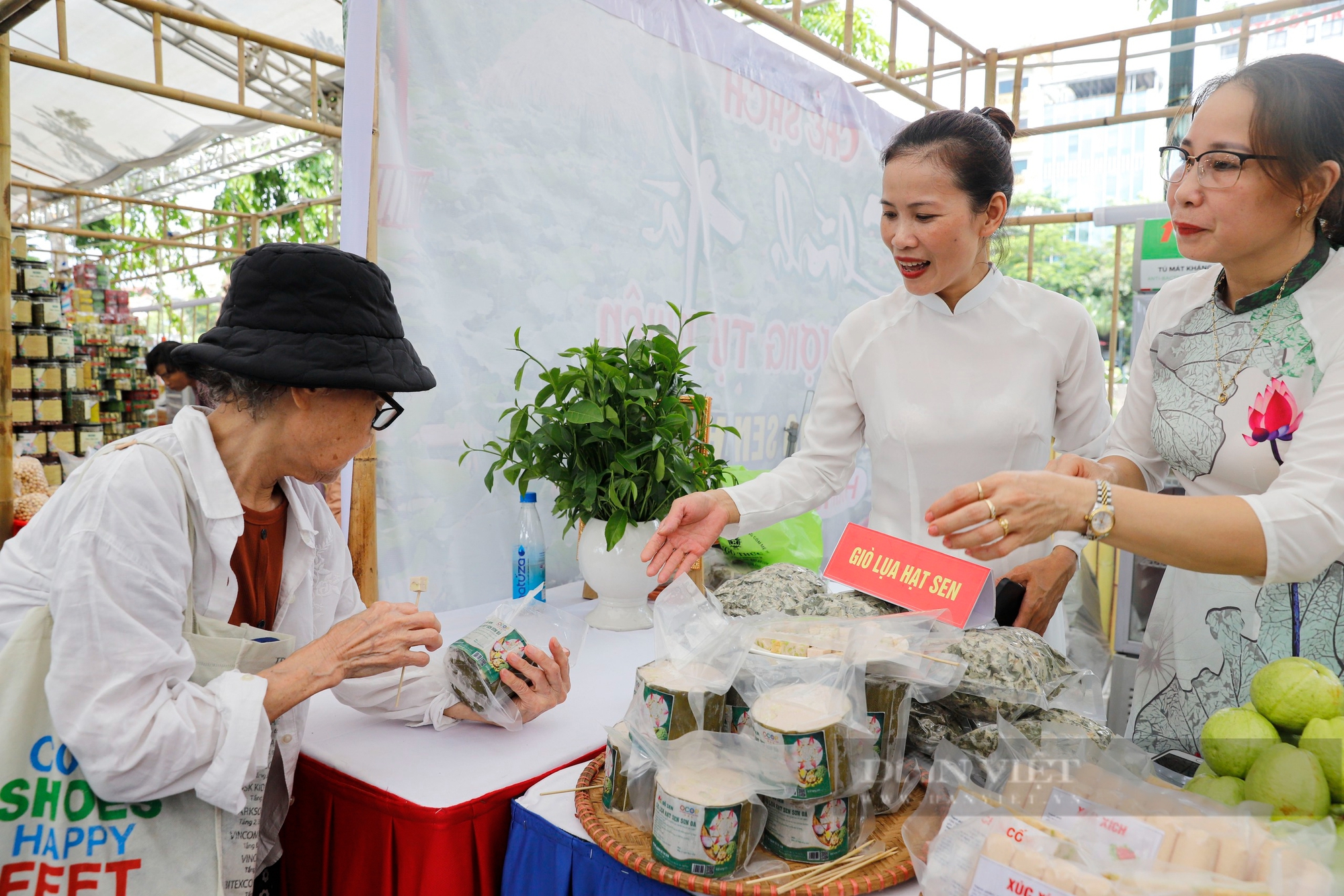 Người Hà Nội thích thú thưởng trà, rủ nhau mua tranh dệt lụa từ tơ sen giá lên tới 2,5 triệu đồng- Ảnh 6.