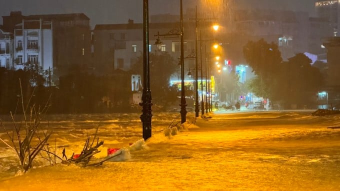 فاضت مياه الفيضانات في سد دا في ليلة 14 نوفمبر. الصورة: فو ثانه