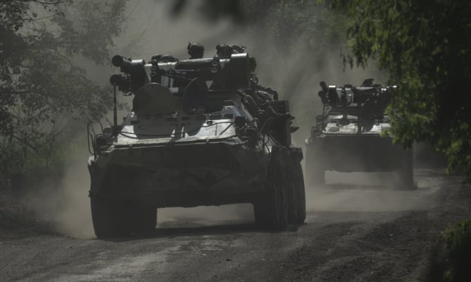 7月1日、バフムートへ向かう道路を走行するウクライナの装甲車両。写真：AFP