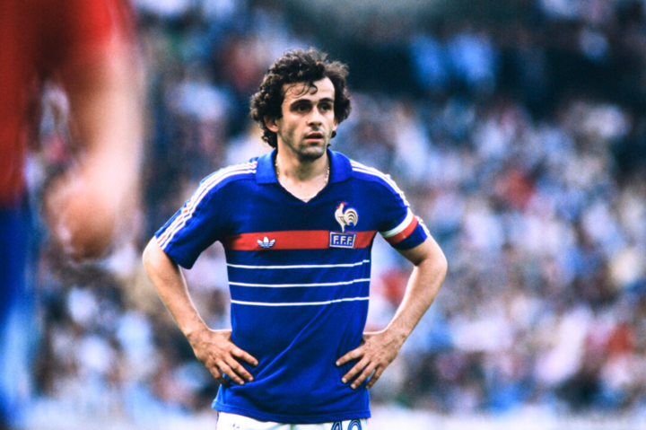 Michel Platini là cầu thủ đầu tiên giành Quả bóng Vàng 3 năm liên tiếp, vào các năm 1983, 1984 và 1985. Giống Zidane, Platini chơi bóng thông minh và luôn phán đoán trước mọi tình huống. Chơi ở hàng tiền vệ, nhưng Platini ghi tới 354 bàn thắng xuyên suốt sự nghiệp. Ông được xem như cầu thủ Pháp xuất sắc nhất của thế kỷ 20. Sau khi giải nghệ, Platini giữ chức chủ tịch Liên đoàn Bóng đá châu Âu (UEFA) trong nhiều năm, nhưng mất ghế hồi 2019 vì tội nhận hối lộ.