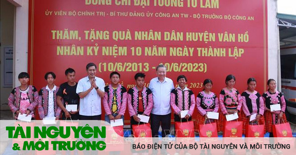 Bộ trưởng Bộ Công an thăm, tặng quà tại huyện Vân Hồ, tỉnh Sơn La