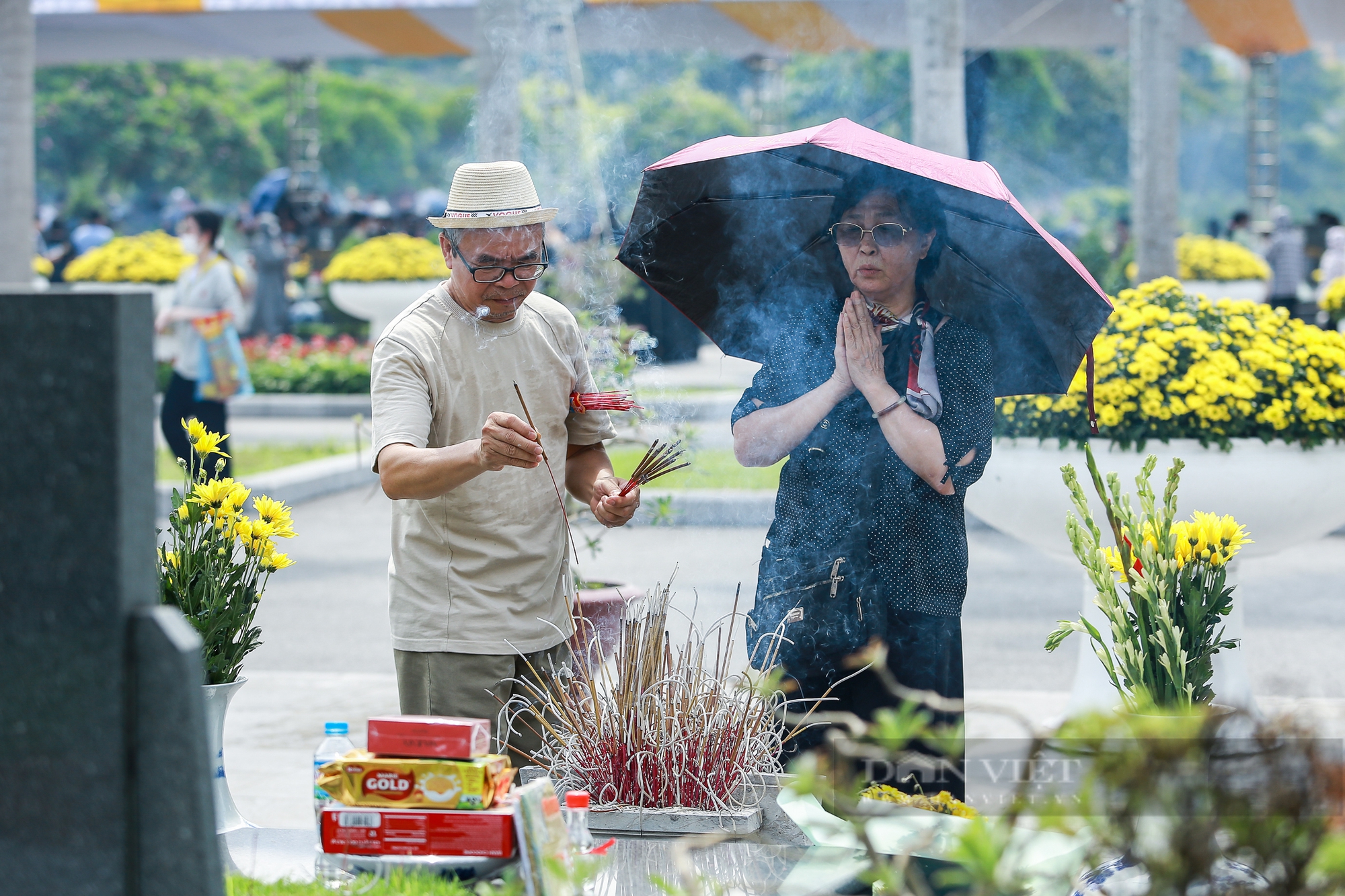 Cảnh người dân kính cẩn, nghiêng mình dâng hương tri ân các anh hùng liệt sĩ tại nghĩa trang Mai Dịch- Ảnh 5.