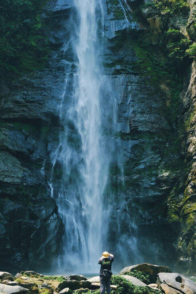 La cascade blanche est si belle qu’elle captive le cœur des gens. Photo : Diep Huu Dat