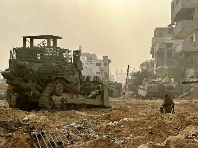 Israelische Panzer und gepanzerte Bulldozer nehmen am 2. November 2023 an einer Operation im nördlichen Gazastreifen teil. Foto: IDF