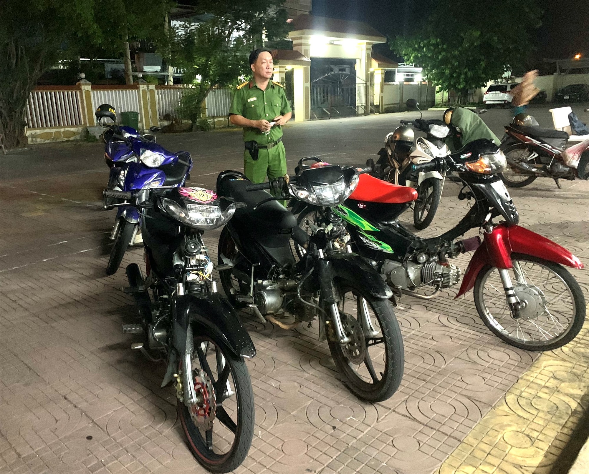 Motos modifiées utilisées par des criminels semant le désordre. Photo : B.D.