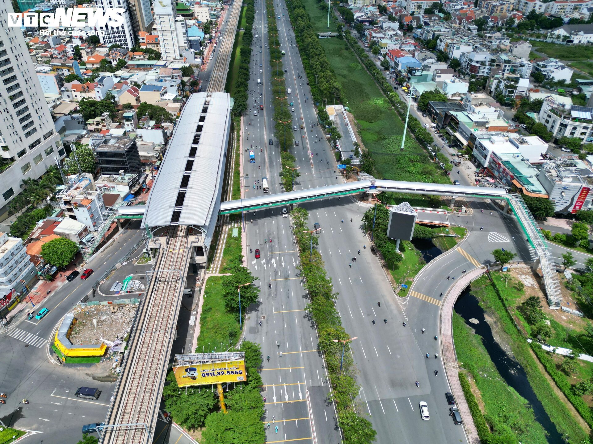 Nahaufnahme von 9 Fußgängerbrücken, die die Metrostation Nr. 1 in Ho-Chi-Minh-Stadt verbinden - 2