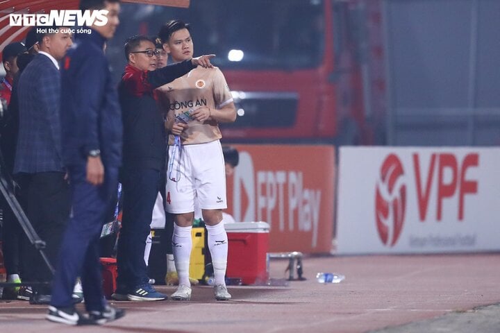 Mr. Dai is still in the technical area of ​​Hanoi Police Club despite receiving a red card.