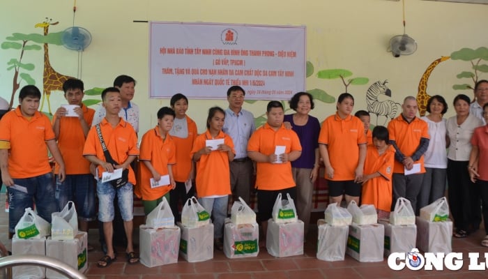 Hội Nhà báo Tây Ninh tặng quà cho nạn nhân chất độc da cam và viện dưỡng lão