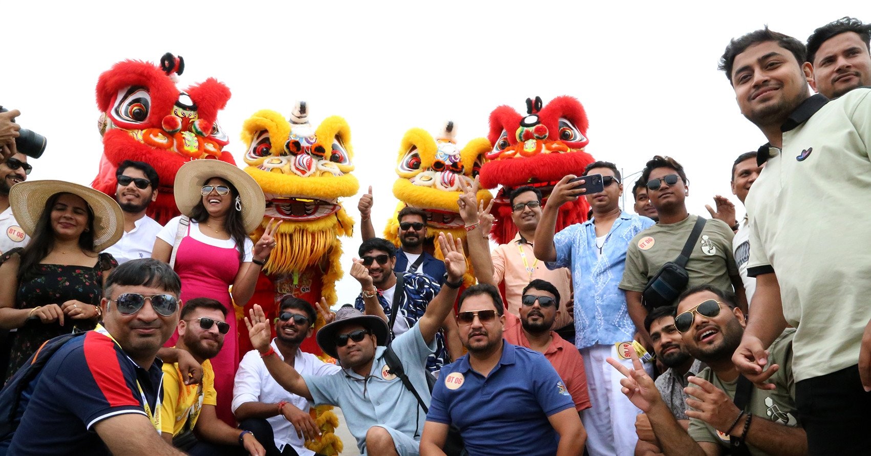 El grupo de un multimillonario indio disfruta de visitar la bahía de Ha Long