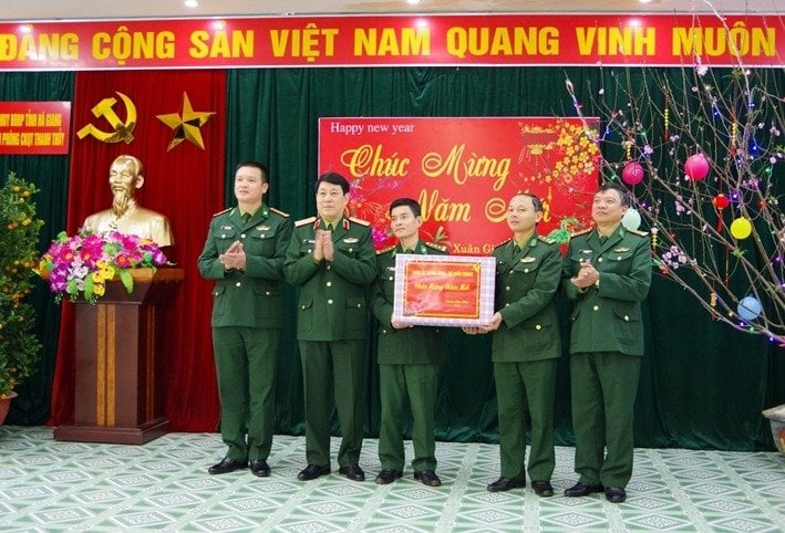 El general Luong Cuong celebra el Tet con soldados y oficiales de la fuerza de guardia fronteriza del puesto fronterizo internacional de Thanh Thuy, foto 2