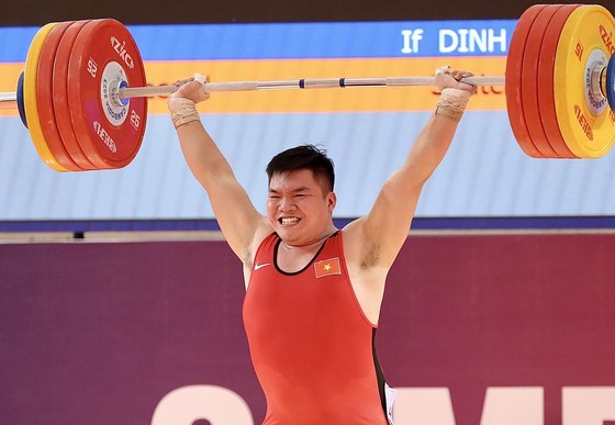 Der Athlet Tran Dinh Thang gewann bei den 32. SEA Games eine denkwürdige Goldmedaille und damit dieses Mal eine wichtige Goldmedaille für Hai Duong Sports. Foto von : DUNG PHUONG