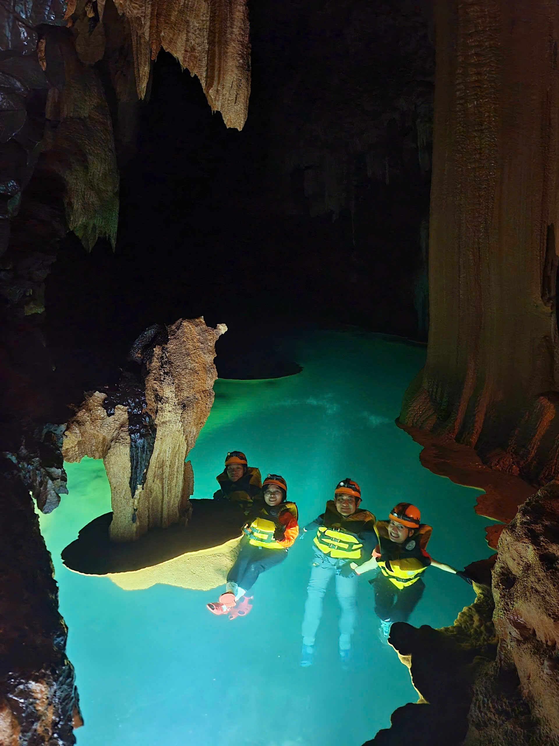 The Floating Lake has a magical, emerald green water color. Not only does it provide a unique experience for adventure tourism, this lake also holds many values ​​for geomorphological research on Quang Binh caves.