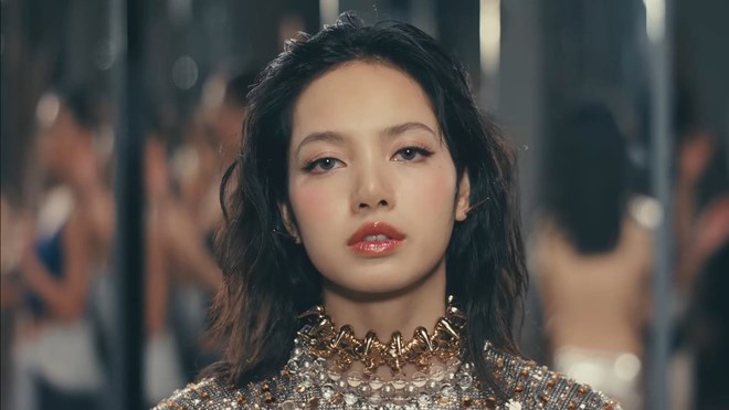 New Woman của Lisa Blackpink hay hơn Rockstar vẫn tranh cãi