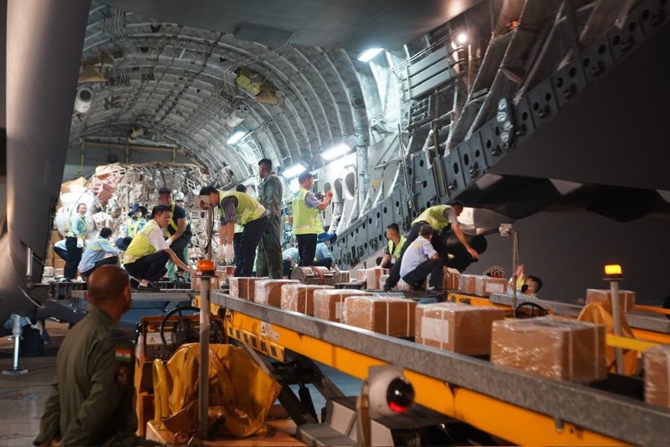 生活必需品35トンを積んだ飛行機は2024年9月15日夜、ノイバイ国際空港に到着した。写真: ベトナム駐在インド大使館