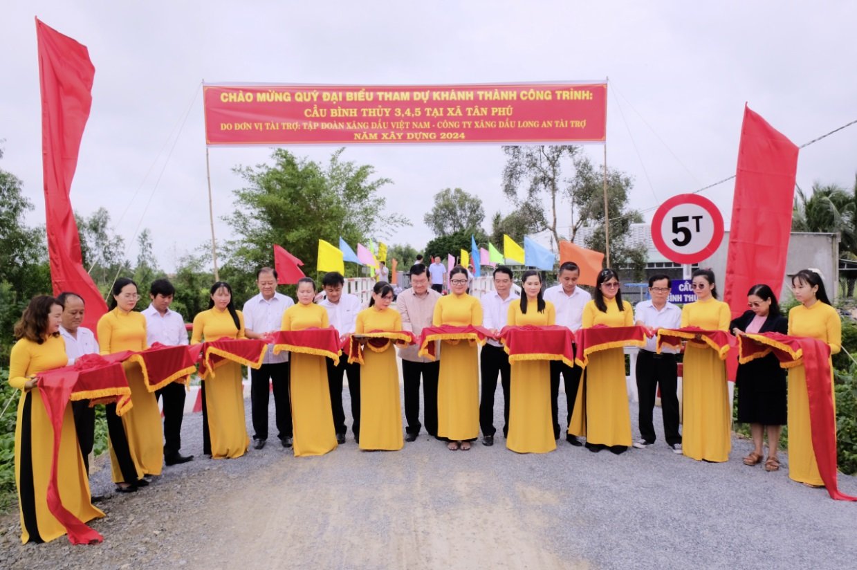 Inauguration of a rural traffic bridge sponsored by Petrolimex in Duc Hoa district, Long An province