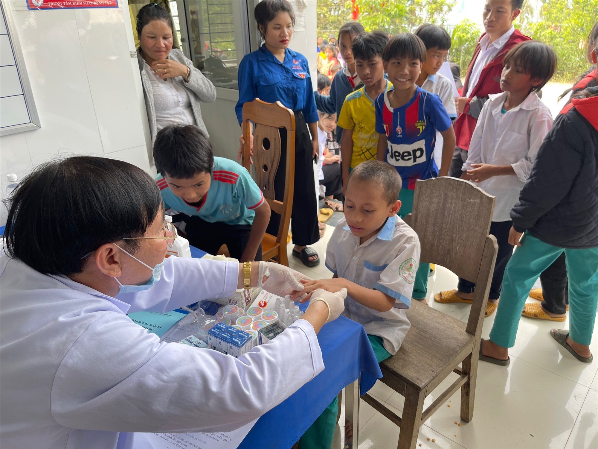 Le ministère de la Santé, en coordination avec un certain nombre d'agences et d'organisations, vient d'organiser la distribution de médicaments, d'examens et de traitements pour les étudiants de Nam Tra My. Photo: K.V