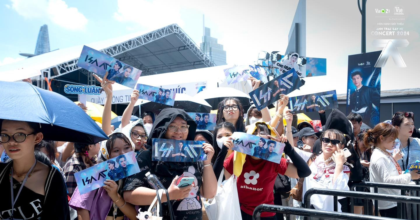 Fans lined up since noon, an unprecedented scene before the concert 'Anh trai say hi'