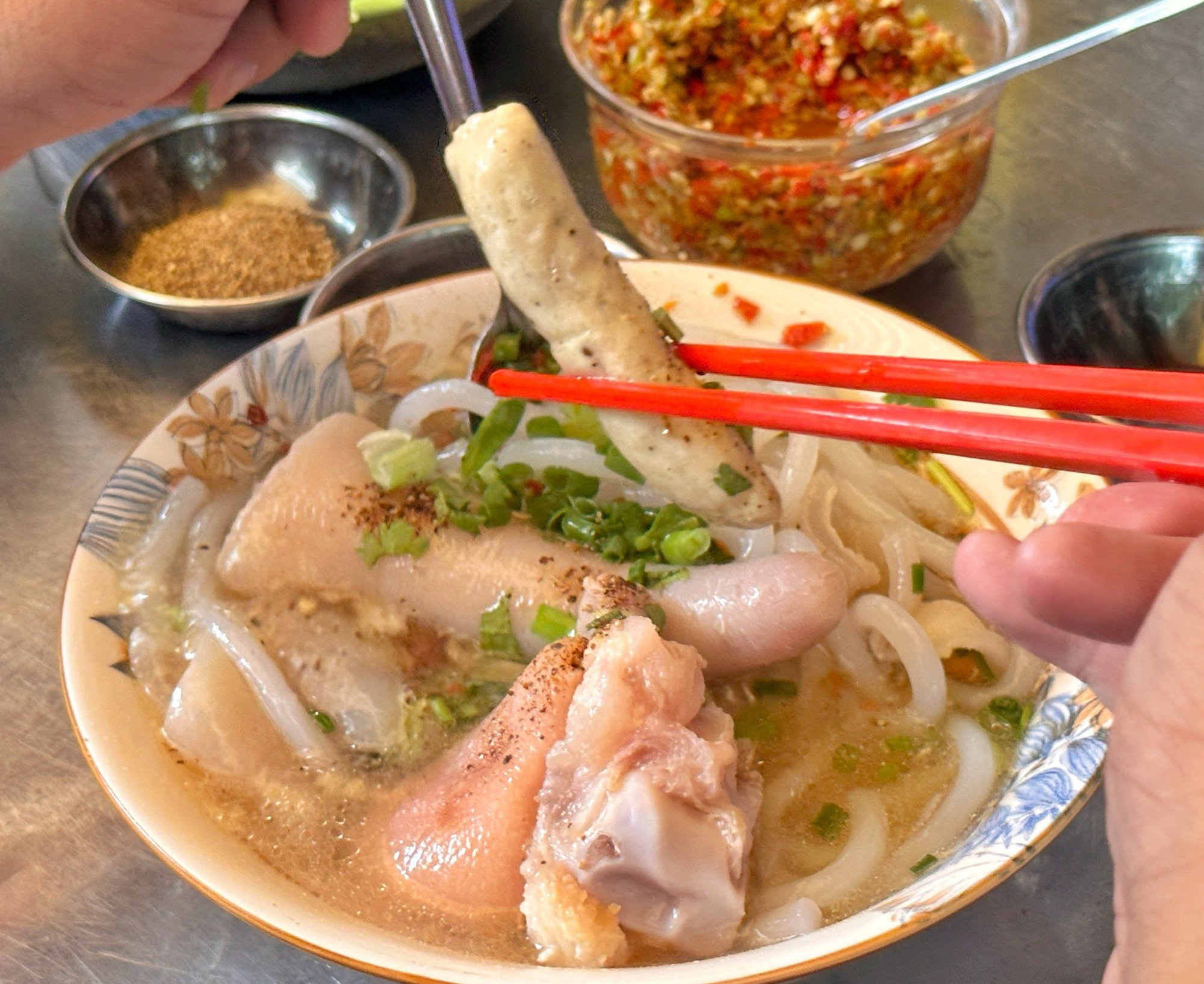 ‘Bánh canh chờ 1 tiếng' kỳ lạ ở TP.HCM: Khách đồn 2 tiếng hết sạch, thiệt không?  - Ảnh 11.