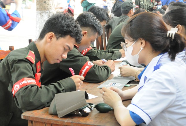 Hundreds of cadres, soldiers, and youth union members donated blood at Red Sunday in Can Tho photo 3