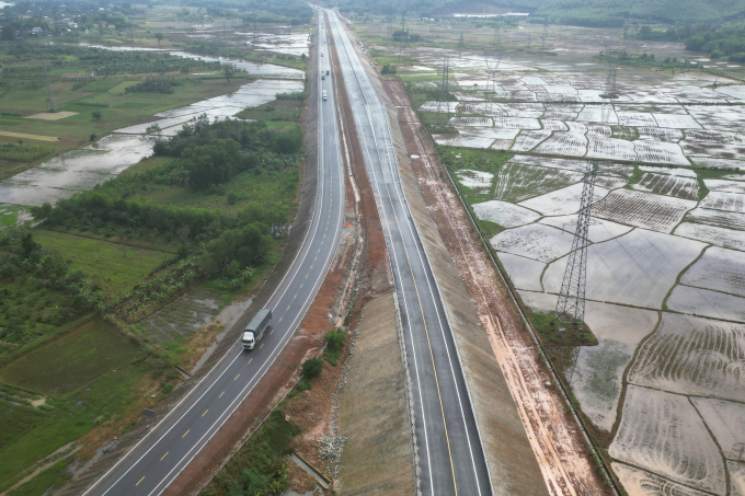 Cao tốc Cam Lộ - La Sơn mới có hai làn xe giai đoạn 1. Ảnh: Võ Thạnh.