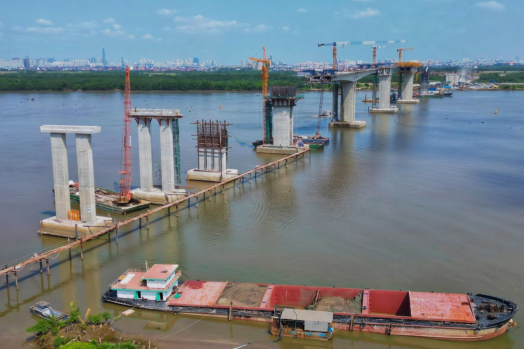 La forma del puente Nhon Trach que conecta Dong Nai y Ciudad Ho Chi Minh después de casi dos años de construcción.