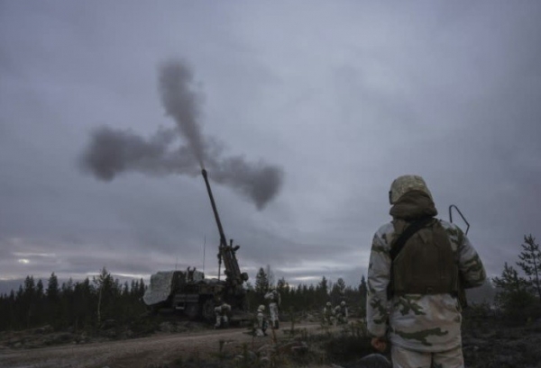 Die NATO verlegt Truppen in die beiden jüngsten Mitgliedsstaaten an der Westflanke Russlands und führt groß angelegte Aktionen durch