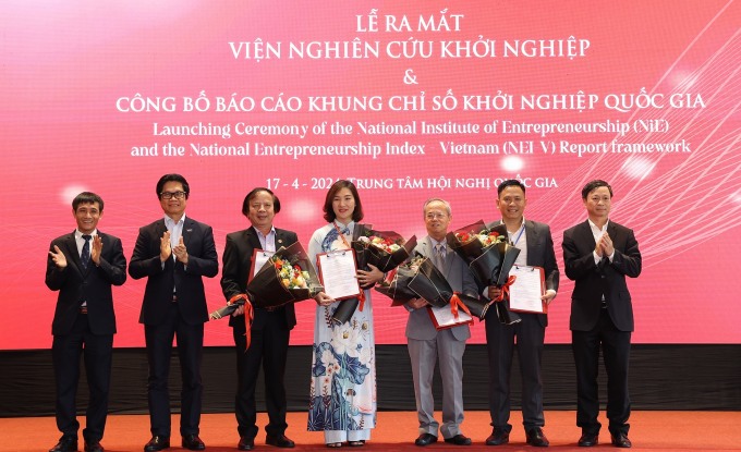 Thứ trưởng Hoàng Minh (ngoài cùng bên phải) tại Lễ ra mắt ban lãnh đạo Viện nghiên cứu khởi nghiệp. Ảnh: Đức Hiệp