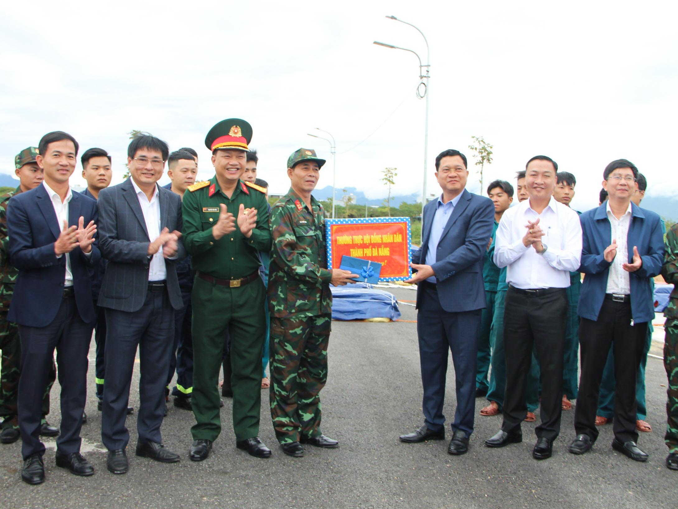 Đêm giao thừa, công nhân vệ sinh môi trường chỉ mong 'về nhà sớm'- Ảnh 6.