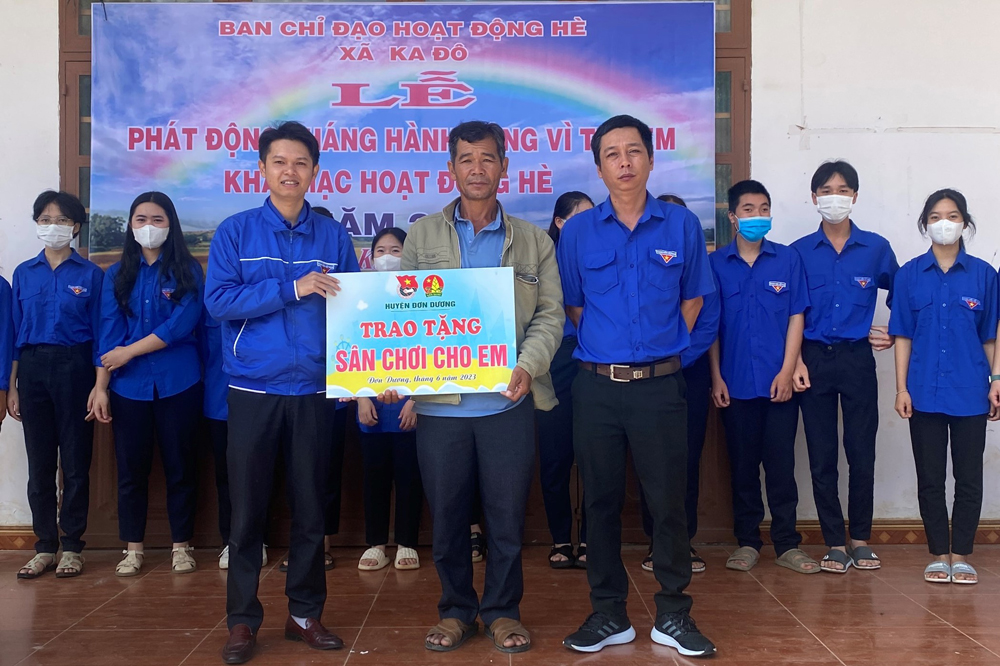 Trao tặng công trình  “Sân chơi cho em” tại thôn Ka Đô cũ, xã Ka Đô