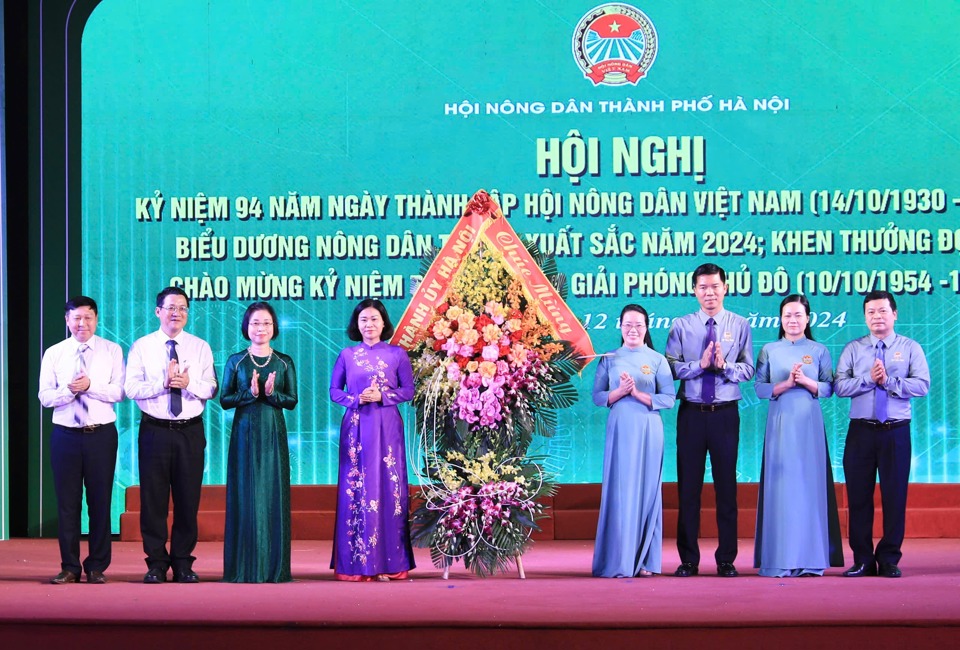 Standing Deputy Secretary of the Hanoi Party Committee Nguyen Thi Tuyen and Hanoi delegates presented flowers to congratulate the City Farmers' Association. Photo: Pham Hung