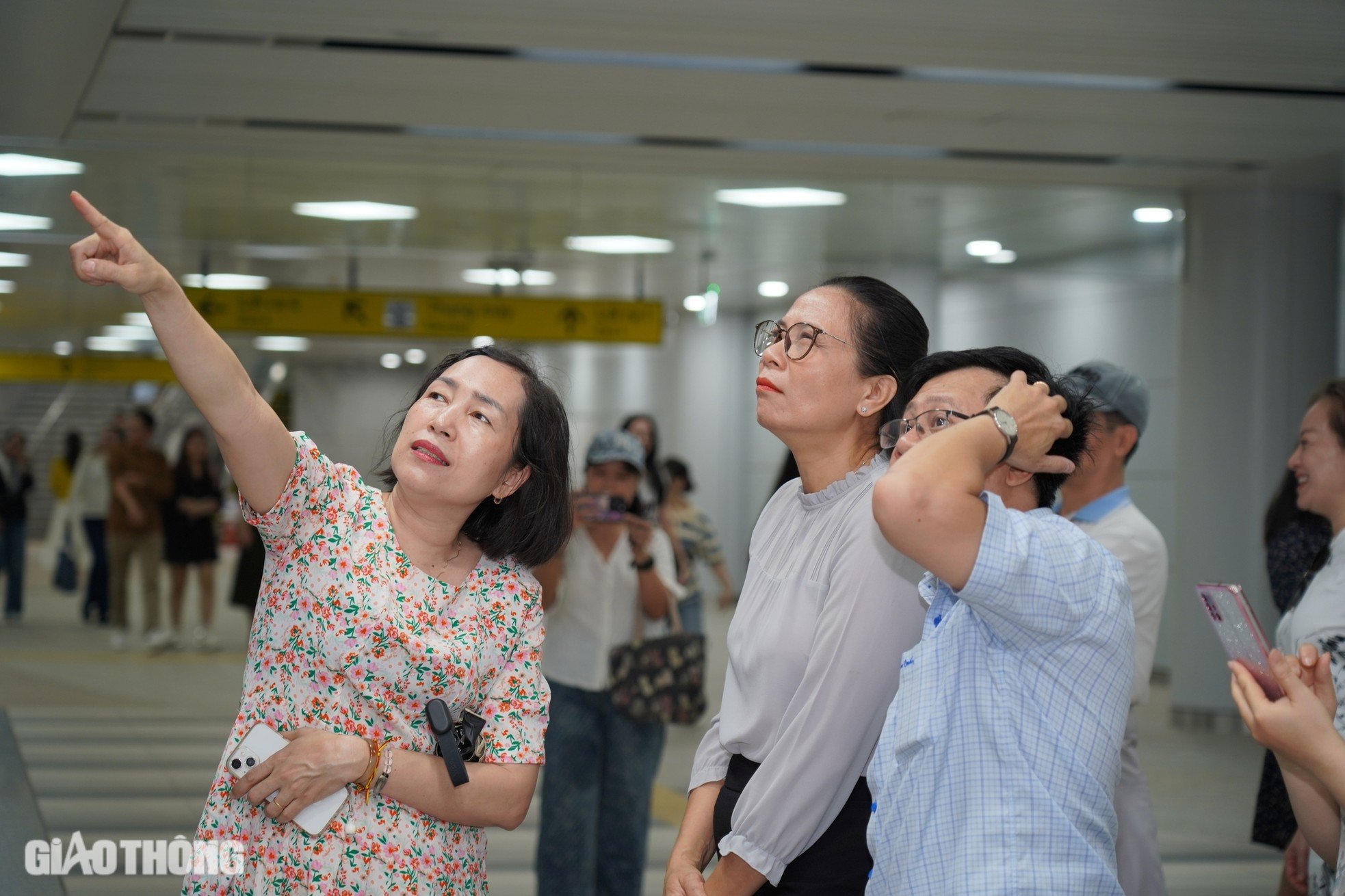 Les habitants de Ho Chi Minh-Ville découvrent avec enthousiasme le métro avant son jour de mise en service officielle, photo 5